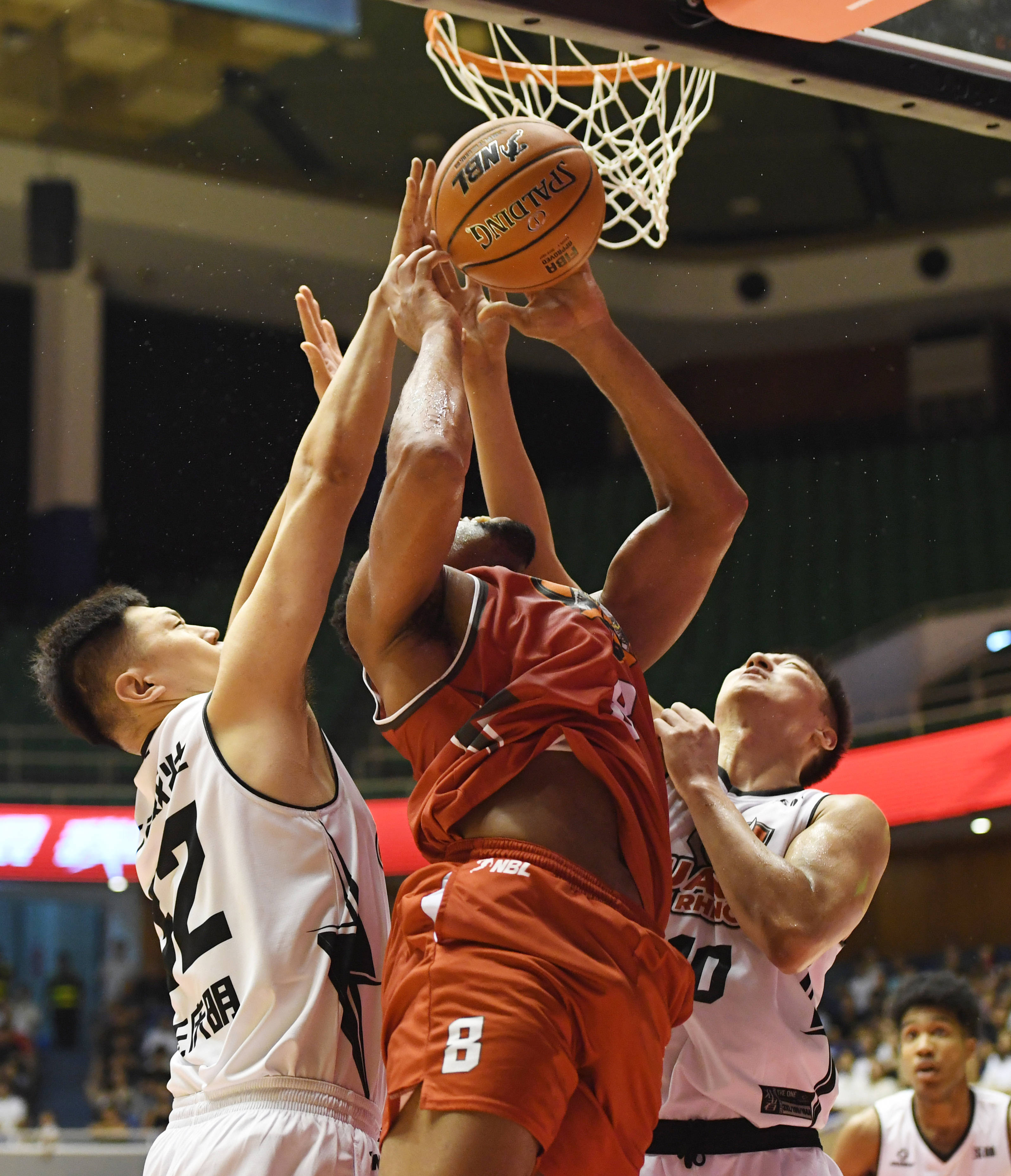 体育比赛场上球队尽显拼搏精神 体育比赛场上球队尽显拼搏精神