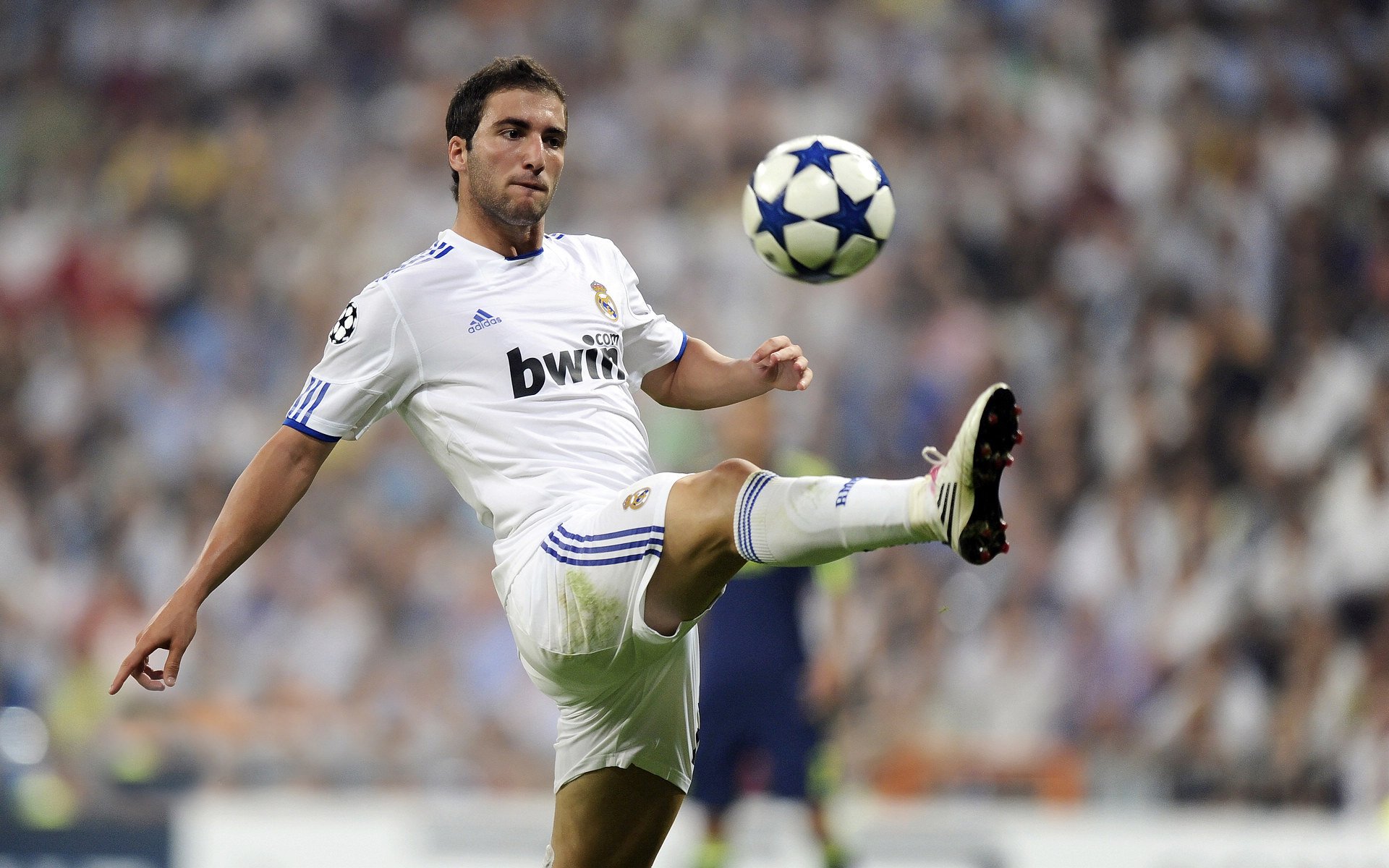 意甲焦点战之夜,恩佐持续制造杀伤,蓝黑军团的关键先生